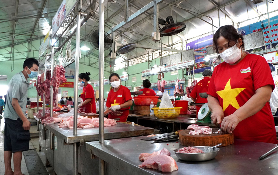 Lương thực, thực phẩm, nhu yếu phẩm tại các chợ truyền thống rất dồi dào, đảm bảo cung cấp đầy đủ cho người dân thành phố Đà Nẵng trong giai đoạn chống dịch. (Ảnh: Quốc Dũng/TTXVN)