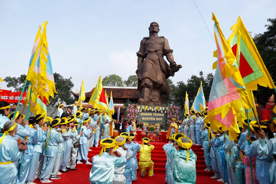 Đoàn tế lễ từ Quảng Ninh dâng hương tại Lễ hội gò Đống Đa sáng 14/2 (tức mùng 5 Tết). (Ảnh: Minh Quyết/TTXVN)