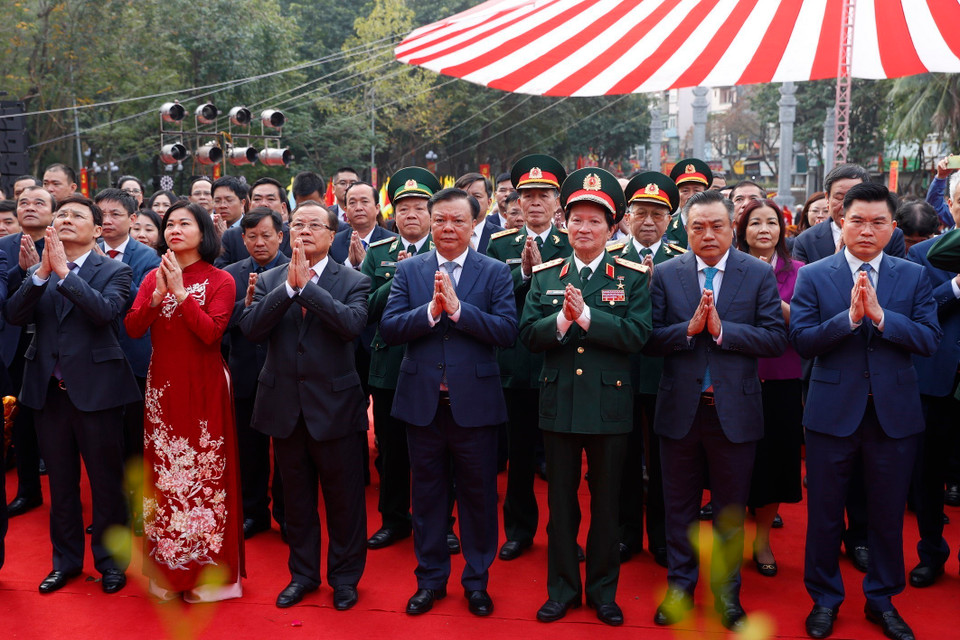 Ông Đinh Tiến Dũng, Ủy viên Bộ Chính trị, Bí thư Thành ủy, Trưởng Đoàn đại biểu Quốc hội thành phố Hà Nội và các đại biểu dâng hương tại tượng đài Quang Trung-Nguyễn Huệ. (Ảnh: Minh Quyết/TTXVN)