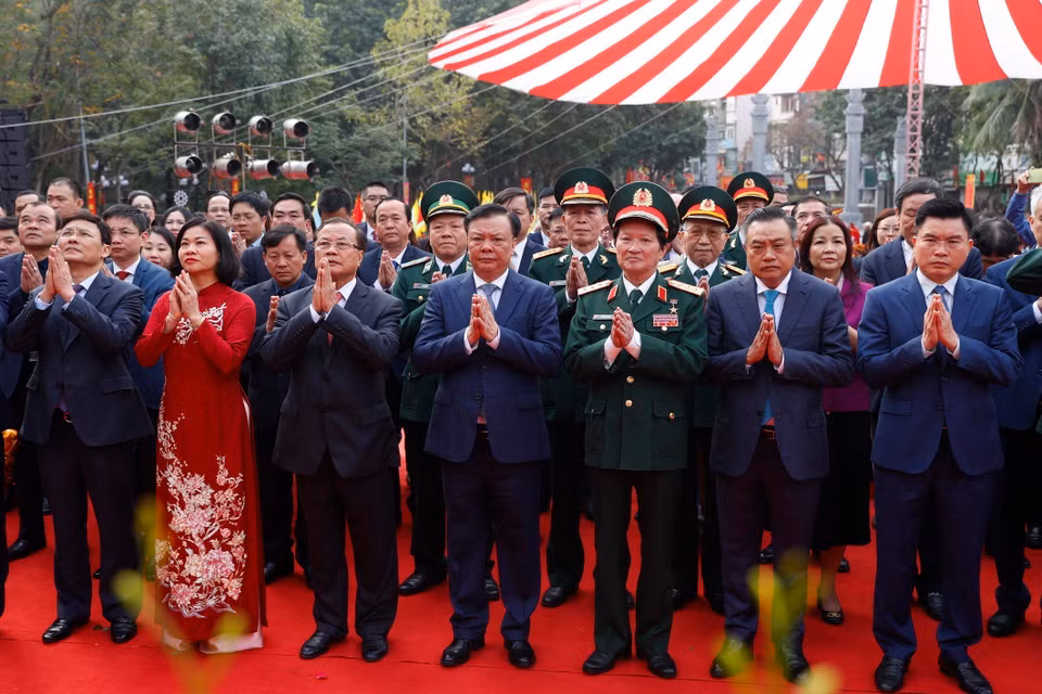 Ông Đinh Tiến Dũng, Ủy viên Bộ Chính trị, Bí thư Thành ủy, Trưởng Đoàn đại biểu Quốc hội thành phố Hà Nội và các đại biểu dâng hương tại tượng đài Quang Trung-Nguyễn Huệ. (Ảnh: Minh Quyết/TTXVN)