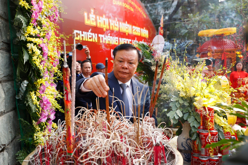 Ông Đinh Tiến Dũng, Ủy viên Bộ Chính trị, Bí thư Thành ủy, Trưởng Đoàn đại biểu Quốc hội thành phố Hà Nội dâng hương tại tượng đài Quang Trung-Nguyễn Huệ. (Ảnh: Minh Quyết/TTXVN)