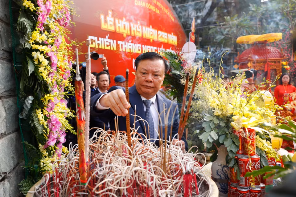 Ông Đinh Tiến Dũng, Ủy viên Bộ Chính trị, Bí thư Thành ủy, Trưởng Đoàn đại biểu Quốc hội thành phố Hà Nội dâng hương tại tượng đài Quang Trung-Nguyễn Huệ. (Ảnh: Minh Quyết/TTXVN)