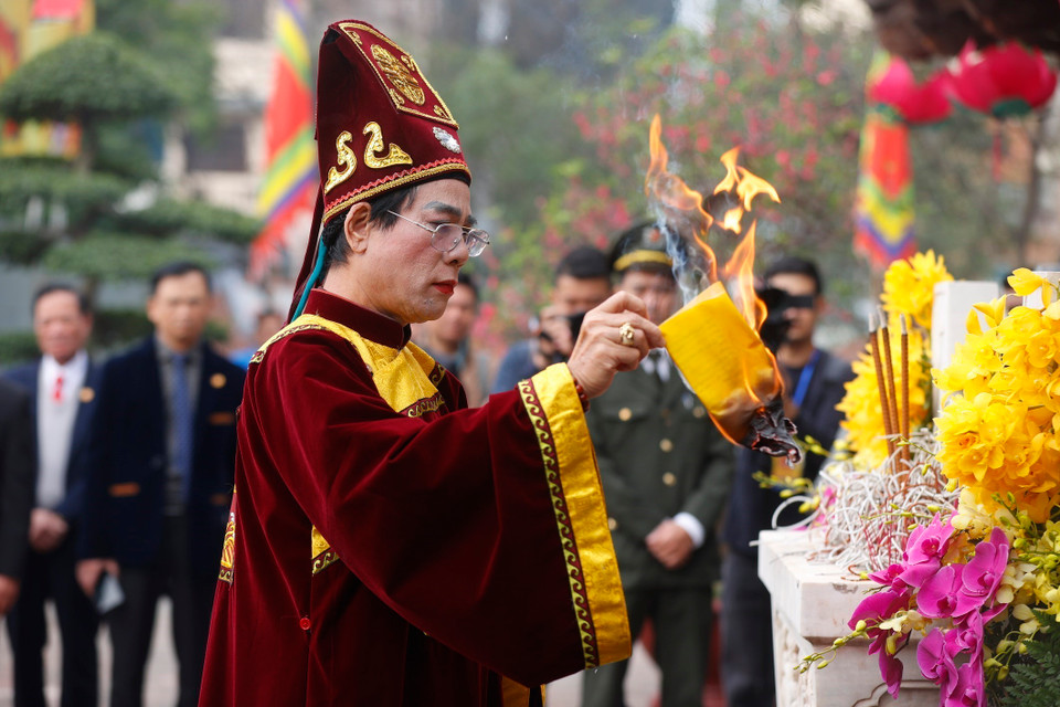 Nghi lễ dâng Chúc văn Đức Hoàng đế Quang Trung - Nguyễn Huệ. (Ảnh: Minh Quyết/TTXVN)