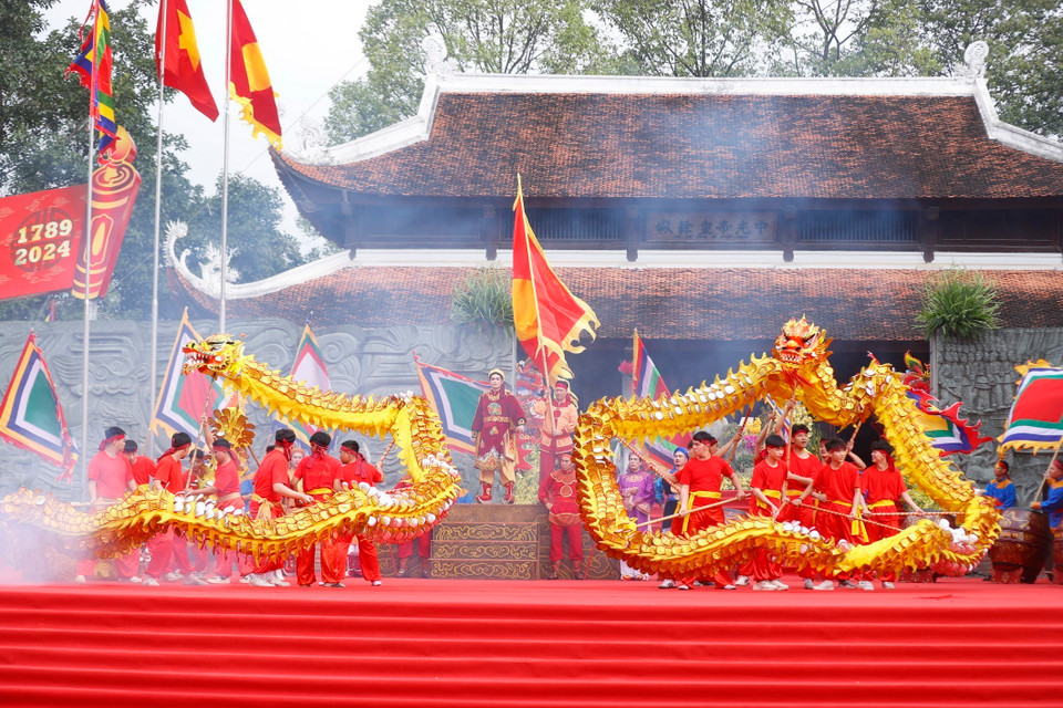 Chương trình biểu diễn nghệ thuật màn Sử thi mùa xuân Kỷ Dậu 1789 do các nghệ sỹ Nhà hát tuồng Trung ương biểu diễn. (Ảnh: Minh Quyết/TTXVN)