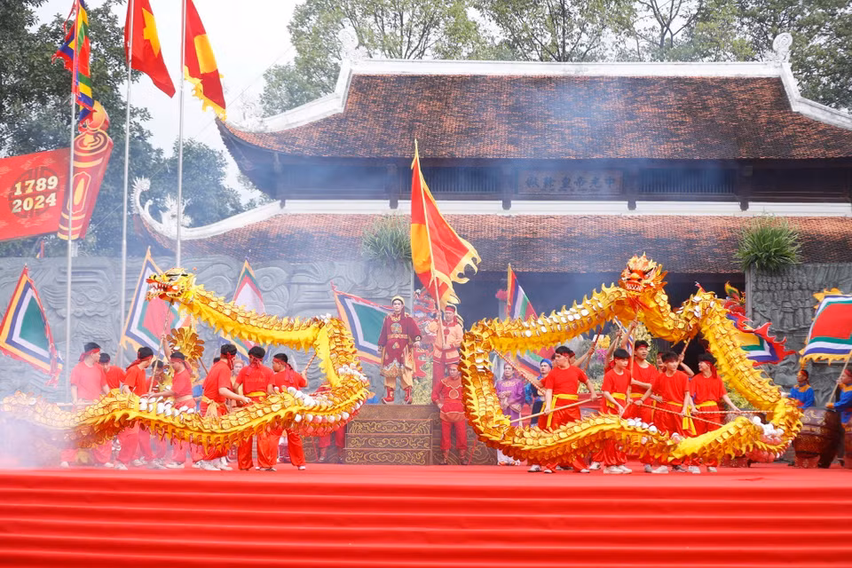 Chương trình biểu diễn nghệ thuật màn Sử thi mùa xuân Kỷ Dậu 1789 do các nghệ sỹ Nhà hát tuồng Trung ương biểu diễn. (Ảnh: Minh Quyết/TTXVN)