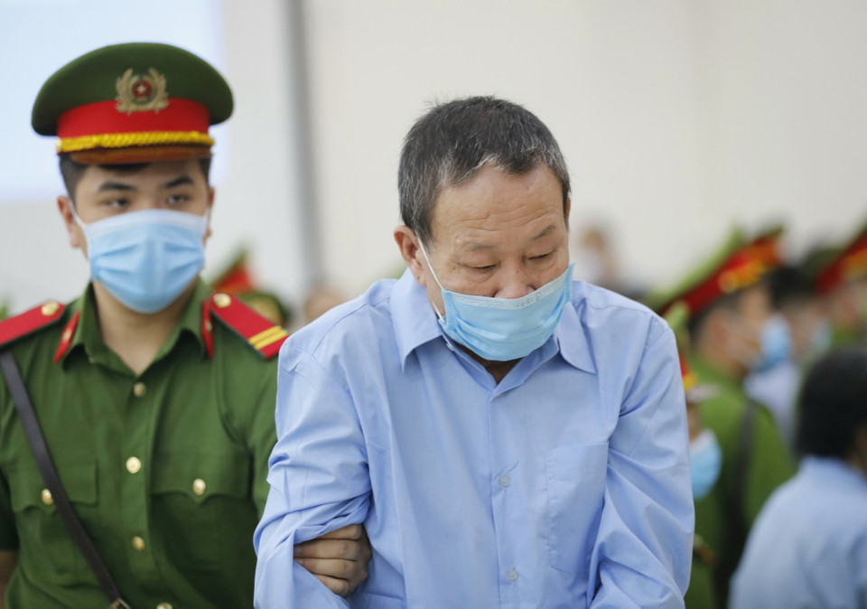 Cảnh sát dẫn giải các bị vào phiên tòa. (Ảnh: Doãn Tấn/TTXVN)