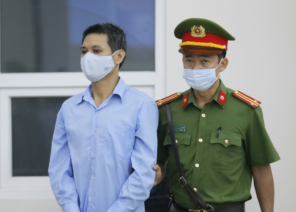 Cảnh sát dẫn giải các bị vào phiên tòa. (Ảnh: Doãn Tấn/TTXVN)