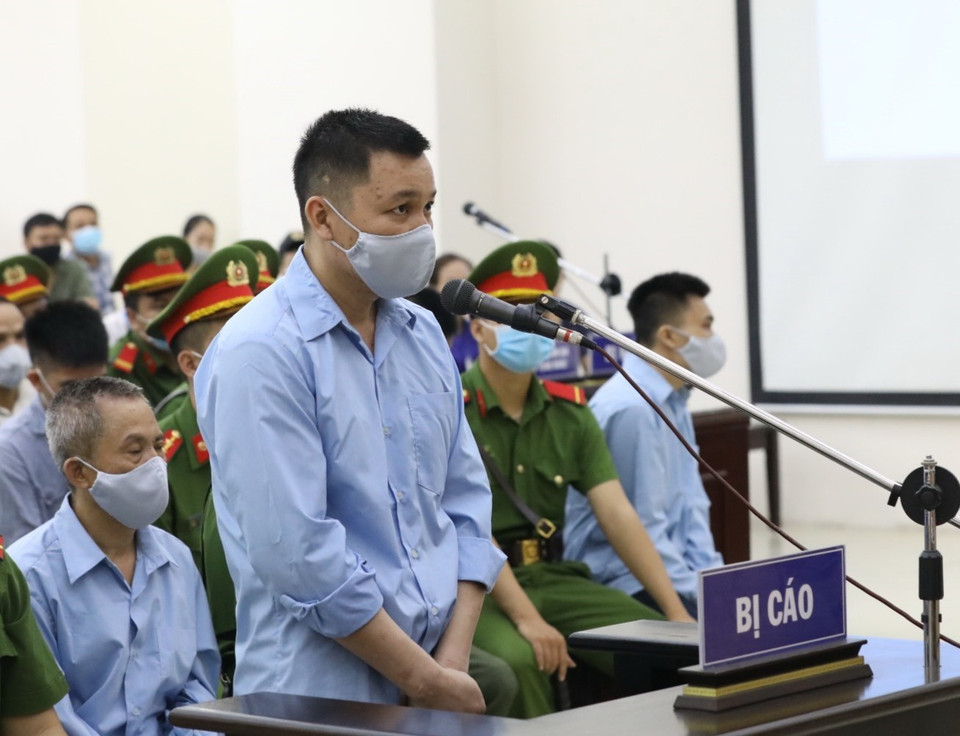 Bị cáo Lê Đình Uy khai báo lý lịch trước Hội đồng xét xử. (Ảnh: TTXVN)