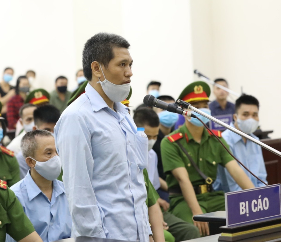 Bị cáo Nguyễn Quốc Tiến khai báo lý lịch trước Hội đồng xét xử. (Ảnh: TTXVN)