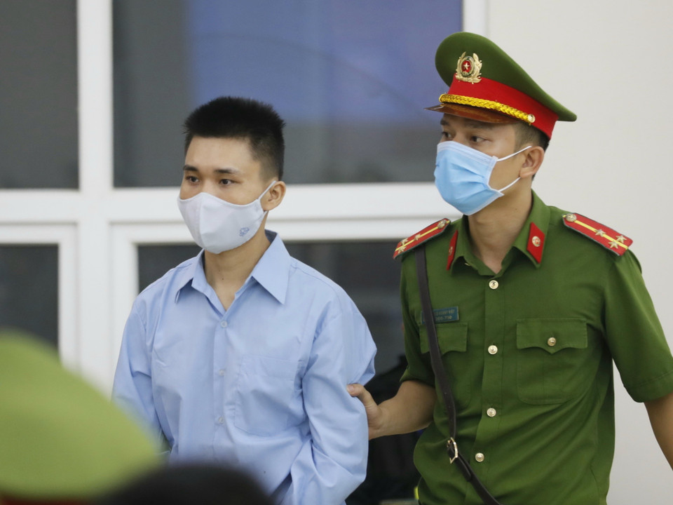 Cảnh sát dẫn giải các bị vào phiên tòa. (Ảnh: Doãn Tấn/TTXVN)