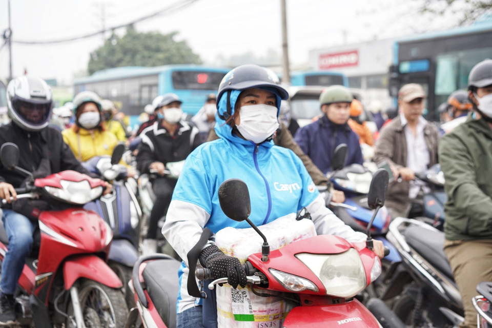 Các phương tiện di chuyển chậm qua đoạn tắc. (Ảnh: Quỳnh Anh/TTXVN phát)