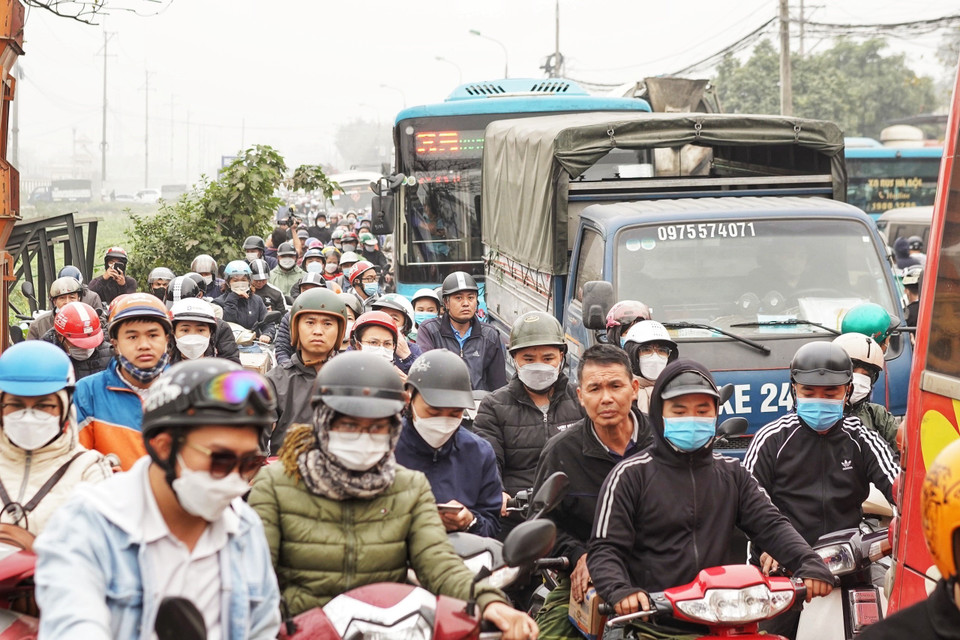 Hình ảnh các phương tiện di chuyển chậm qua đoạn tắc. (Ảnh: Quỳnh Anh/TTXVN phát)