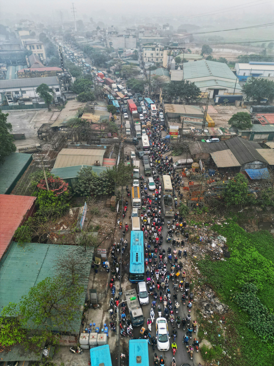 Ách tắc trên tuyến đường 70, đoạn qua Nghĩa trang Văn Điển. (Ảnh: Tuấn Anh/TTXVN)
