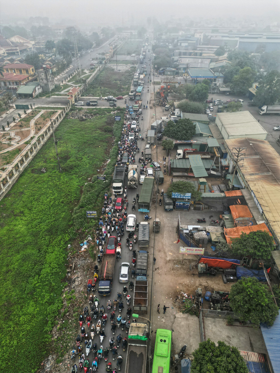 Ách tắc trên tuyến đường 70, đoạn qua Trung tâm đăng kiểm 29-06V. (Ảnh: Tuấn Anh/TTXVN)