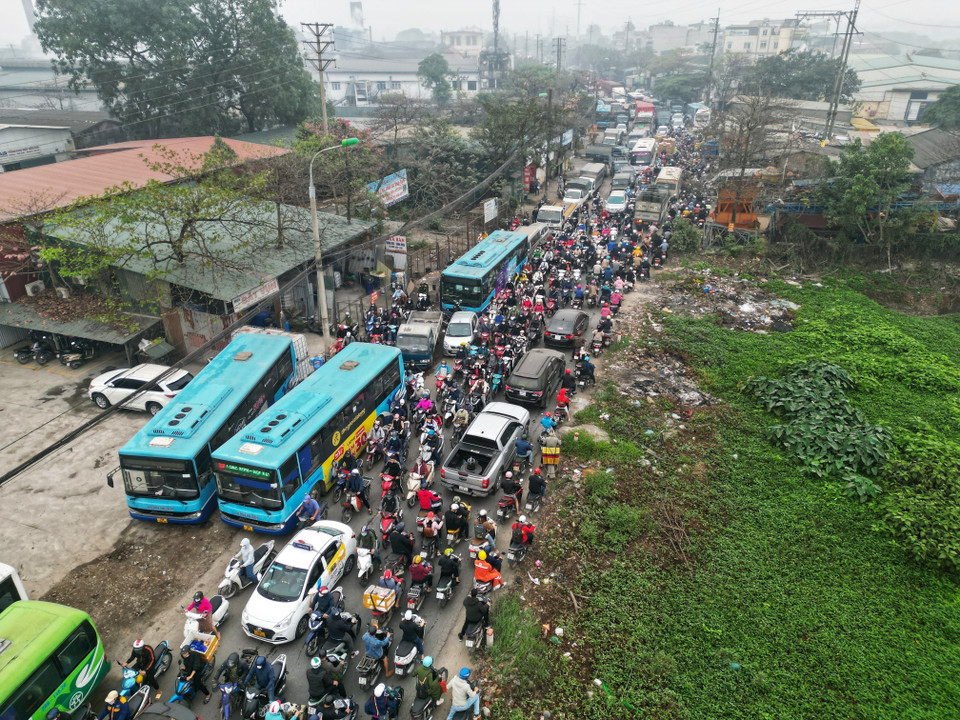 Ách tắc trên tuyến đường 70, đoạn qua Nghĩa trang Văn Điển. (Ảnh: Tuấn Anh/TTXVN)