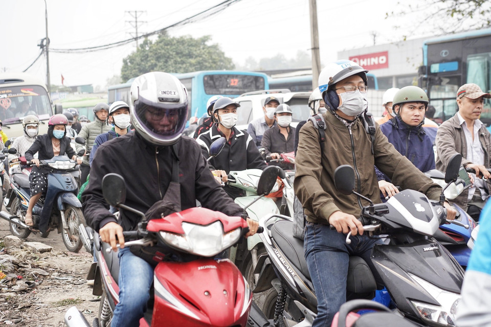 Người dân mệt mỏi khi qua đoạn tắc. (Ảnh: Quỳnh Anh/TTXVN phát)