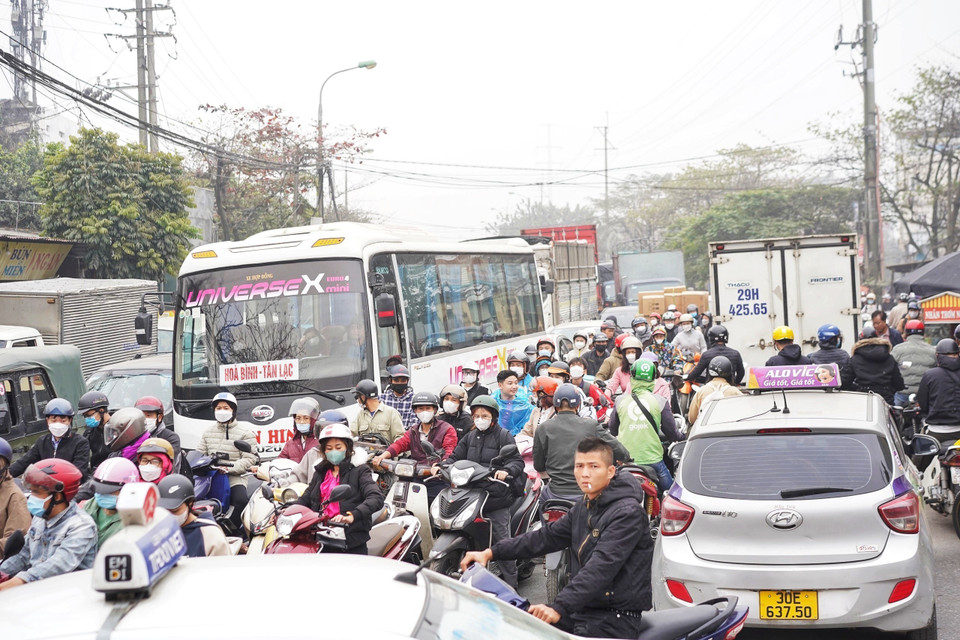Các phương tiện chen chúc nhau qua đoạn tắc. (Ảnh: Quỳnh Anh/TTXVN phát)