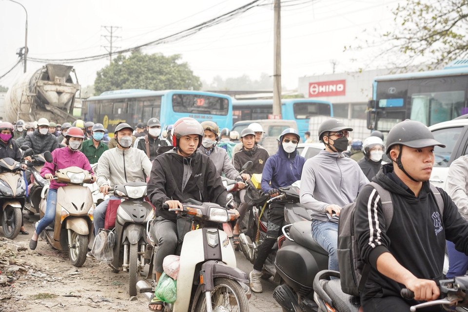 Người dân mệt mỏi khi qua đoạn tắc. (Ảnh: Quỳnh Anh/TTXVN phát)