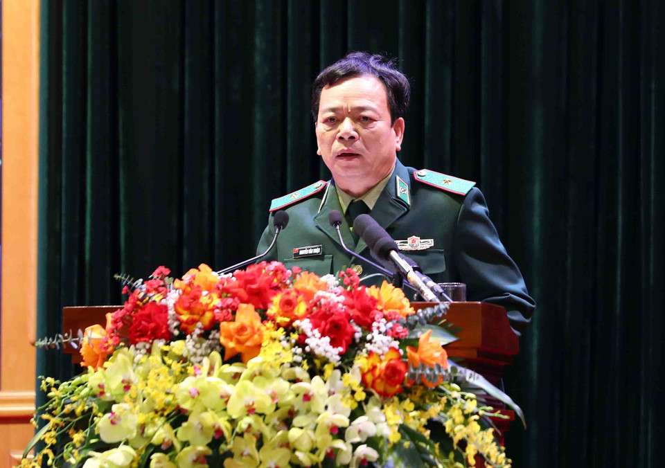 Thiếu tướng Nguyễn Văn Thiện, Phó Tư lệnh Bộ đội Biên phòng trình bày tham luận. (Ảnh: Phạm Kiên/TTXVN)