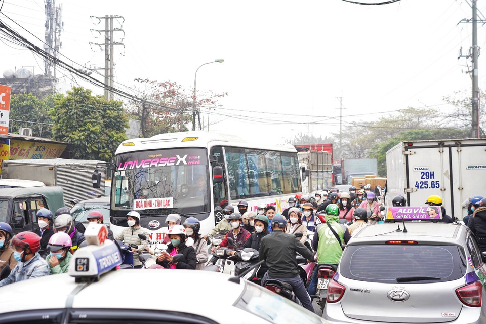 Các phương tiện chen chúc nhau qua đoạn tắc. (Ảnh: Quỳnh Anh/TTXVN phát)