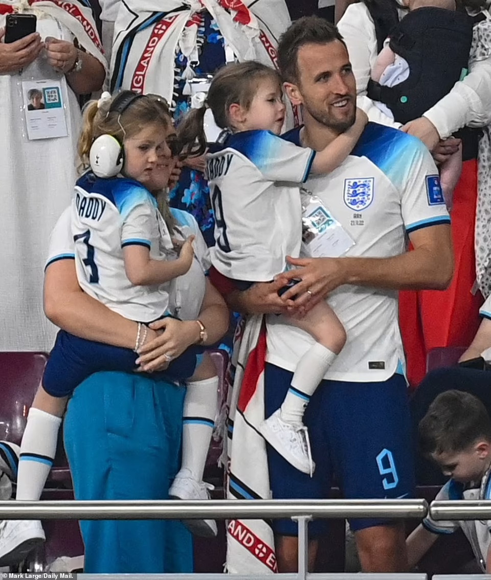 Harry Kane cùng gia đình thân yêu của mình. (Nguồn: Daily Mail)
