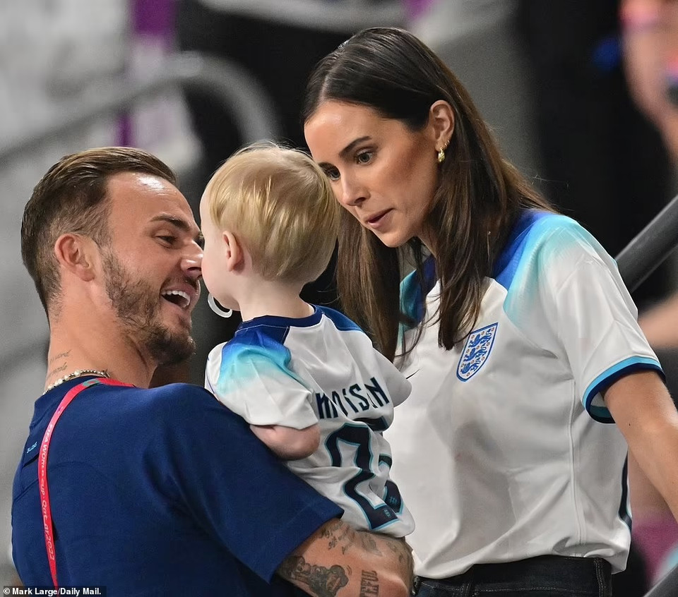 James Maddison ăn mừng cùng gia đình. (Nguồn: Daily Mail)