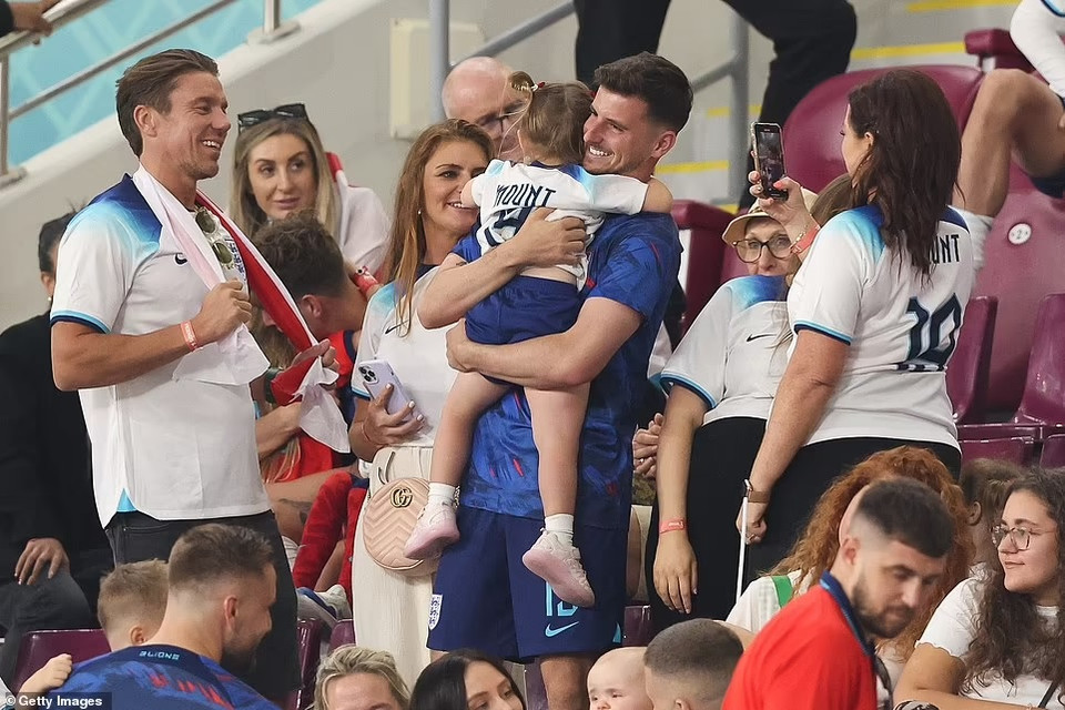 Mount cùng gia đình, người thân. (Nguồn: Daily Mail)