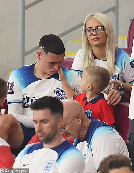 Phil Foden bên những người thân trên khán đài. (Nguồn: Getty Images)