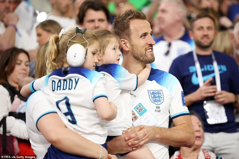 Thủ quân Harry Kane cùng vợ và hai cô con gái Ivy, Vivienne Jane. (Nguồn: Getty Images)