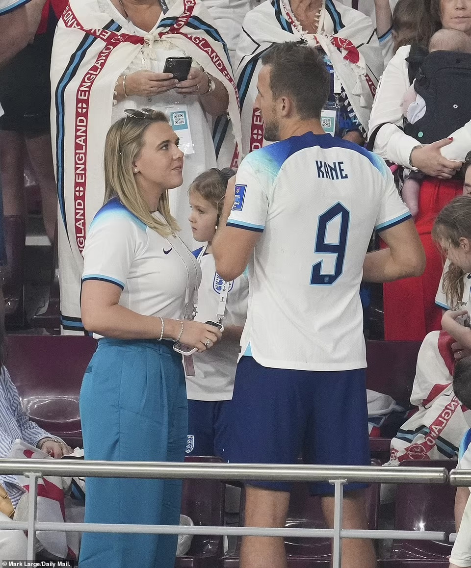 Kane đã phải rời sân vì chấn thương, và hiện giờ tất cả đang chờ đợi kết quả kiểm tra cuối cùng. (Nguồn: Daily Mail)