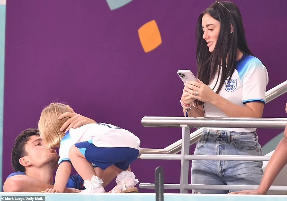 Harry Maguire hôn con sau trận đấu mà anh đã thi đấu ấn tượng. (Nguồn: Daily Mail)