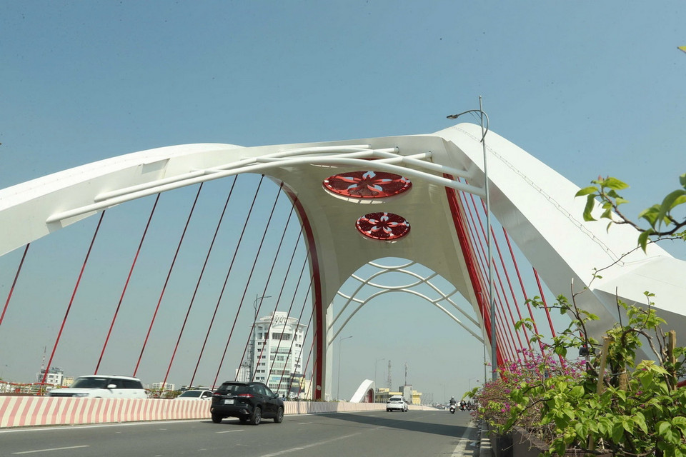 Cầu Rào là điểm nhấn ở cửa ngõ phía Nam của thành phố Hoa phượng đỏ. (Ảnh: Quốc Khánh/TTXVN)