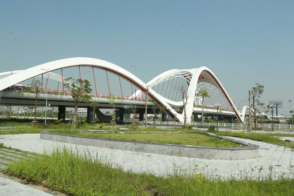 Cầu Rào là điểm nhấn độc đáo ở cửa ngõ phía Nam của thành phố Hoa phượng đỏ. (Ảnh: Quốc Khánh/TTXVN)