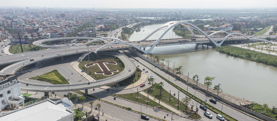 Đường dẫn lên cầu Rào ở hướng quận Ngô Quyền với biểu tượng mỏ neo, thể hiện nét độc đáo của thành phố Cảng. (Ảnh: Hoàng Hiếu/ TTXVN)