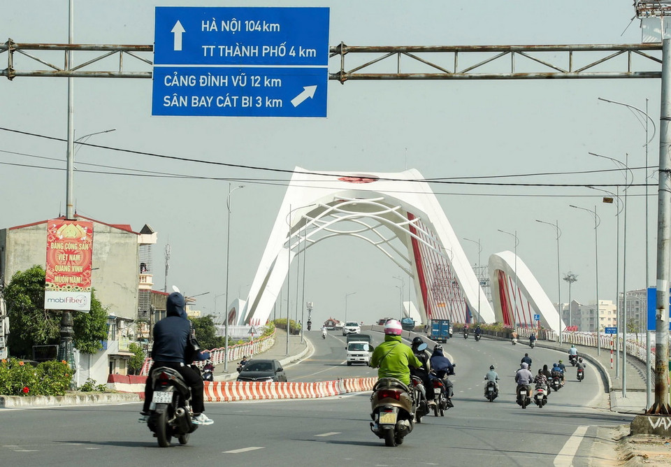 Cầu Rào nối hai quận Dương Kinh và quận Ngô Quyền, tạo thuận lợi cho người dân di chuyển, thúc đẩy phát triển kinh tế - xã hội của hai quận nói riêng và thành phố Hải Phòng nói chung. (Ảnh: Quốc Khánh/TTXVN)