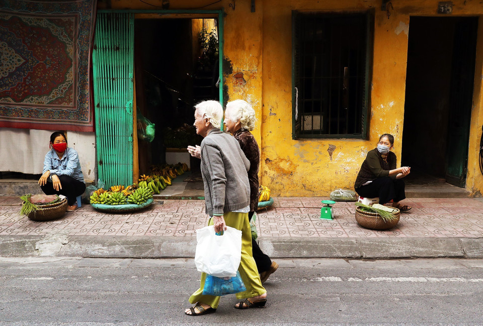 Những sạp hàng bán chuối và cốm xanh trên phố Châu Long. (Ảnh: Lâm Khánh/TTXVN)