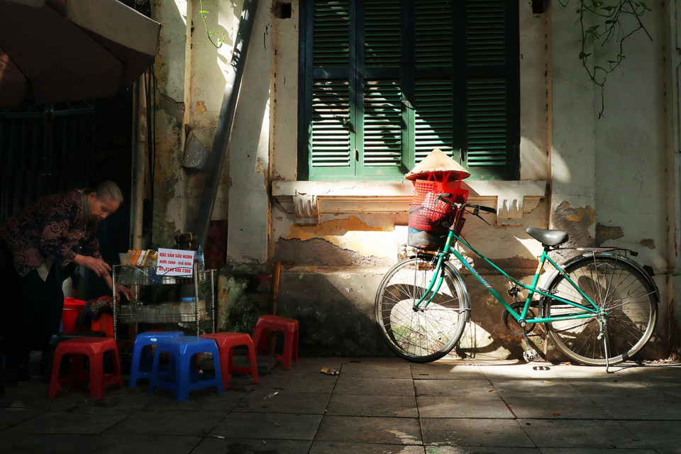 Một quán nước chè nhỏ trên phố Lý Thái Tổ, Hoàn Kiếm. (Ảnh: Lâm Khánh/TTXVN)