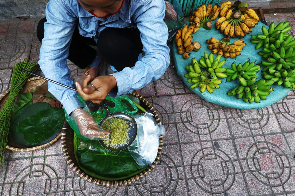 Màu xanh của cốm và chuối là màu sắc không thể thiếu của mùa Thu Hà Nội. (Ảnh: Lâm Khánh/TTXVN)