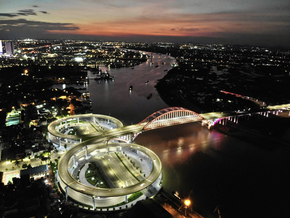 Các nhánh cầu dẫn phía Nam gồm hai cầu nhánh đối xứng dạng vòng xoay hai tầng, kết nối xuống đường ven sông Cấm. (Ảnh: Hoàng Hiếu/TTXVN)