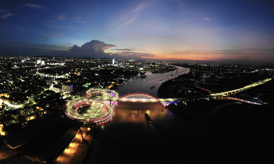 Cầu Hoàng Văn Thụ với hệ thống chiếu sáng nhiều màu sắc rực rỡ. (Ảnh: Hoàng Hiếu/TTXVN)