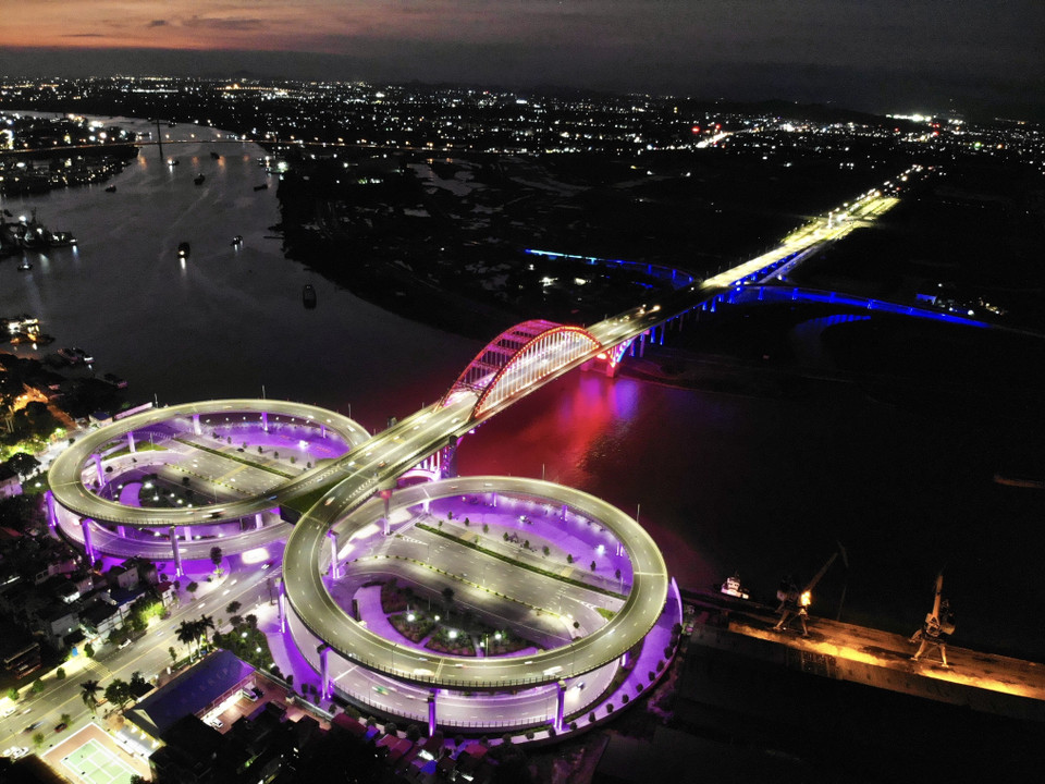 Cầu được thiết kế theo tiêu chuẩn đường trục chính đô thị dài, cầu chính là dạng cầu vòm chạy giữa ống thép nhồi bê tông nhịp chính 200m, là nhịp lớn nhất ở Việt Nam hiện nay, là bước phát triển về mặt công nghệ cầu vòm nhồi bêtông tại Việt Nam. (Ảnh: Hoàng Hiếu/TTXVN)