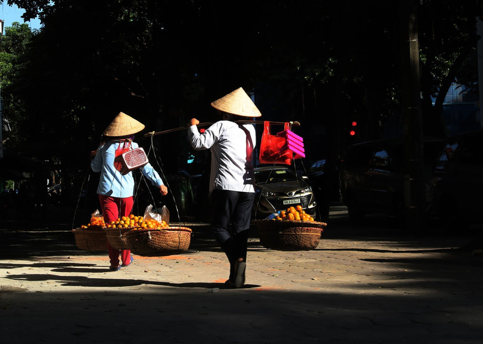Những gánh hàng rong trong nắng chiều thu trên phố Hai Bà Trưng. (Ảnh: Lâm Khánh/TTXVN)