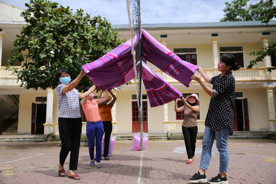 Cô giáo Trường PT Dân tộc nội trú THCS Lưu Kiền, huyện Tương Dương chuẩn bị các điều kiện cho bán trú của học sinh. (Ảnh: Bích Huệ/TTXVN)