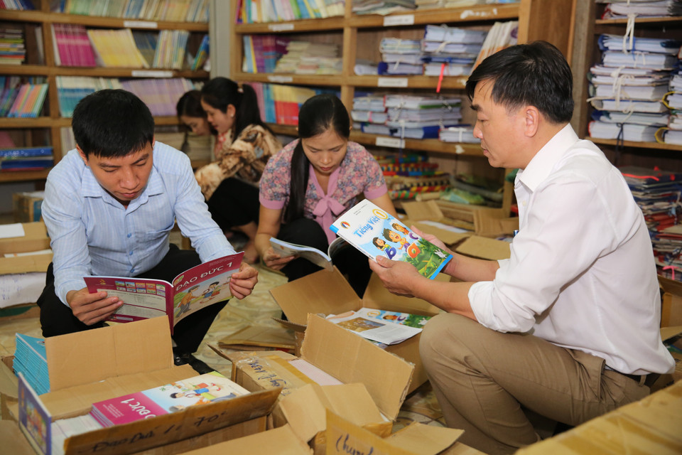 Hiện số lượng sách giáo khoa phục vụ dạy học đã về đầy đủ tại trường Tiểu học Lưu Kiền, huyện Tương Dương. (Ảnh: Bích Huệ/TTXVN)