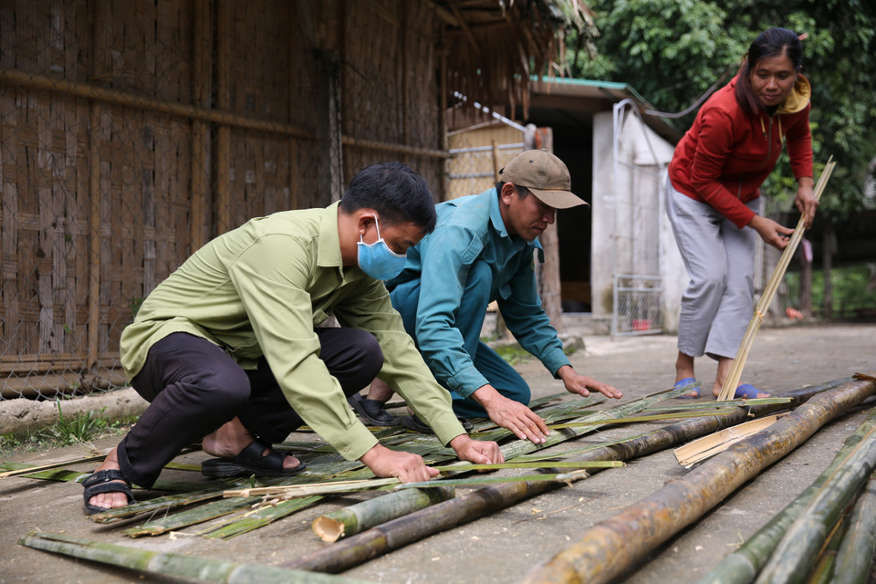 Phụ huynh của Trường PT Dân tộc nội trú THCS Lưu Kiền, huyện Tương Dương đã cùng nhau dựng lại nhà ở bán trú cho con em trong bản. (Ảnh: Bích Huệ/TTXVN)