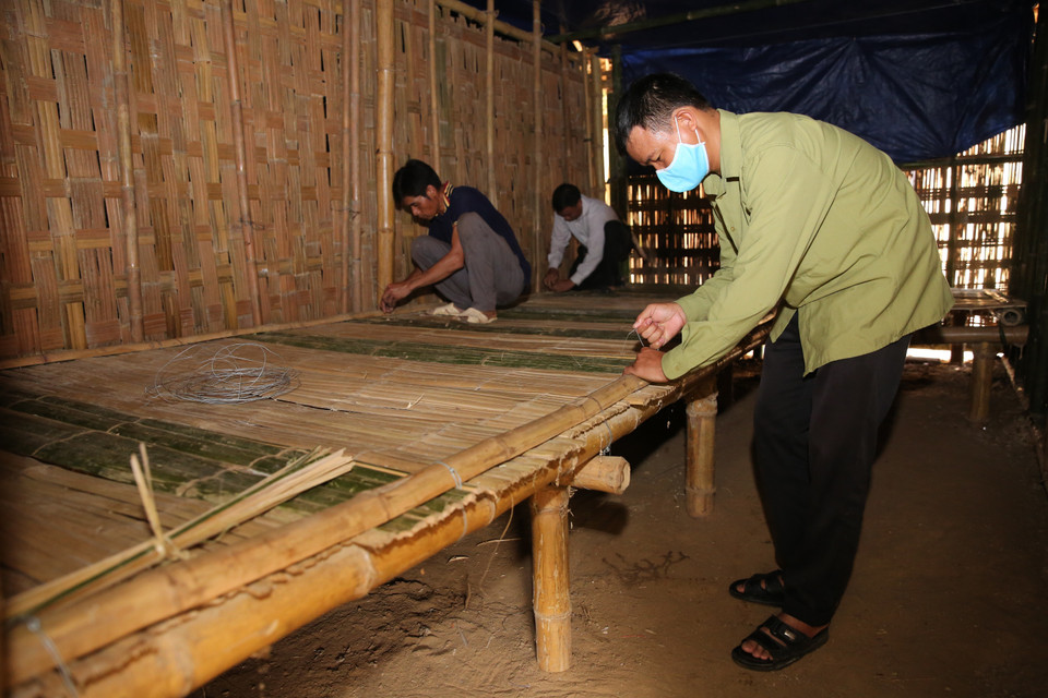 Phụ huynh của Trường PT Dân tộc nội trú THCS Lưu Kiền, huyện Tương Dương đã cùng nhau dựng lại nhà ở bán trú cho con em trong bản. (Ảnh: Bích Huệ/TTXVN)