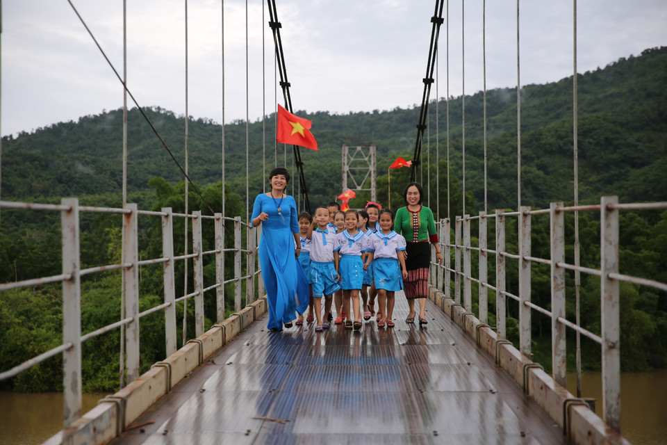 Niềm vui đến với nhà trường khi học sinh Trường Tiểu học Lạng Khê (huyện Con Cuông) ở điểm trường lẻ Chôm Lôm được sáp nhập về điểm trường chính. (Ảnh: Bích Huệ/TTXVN)