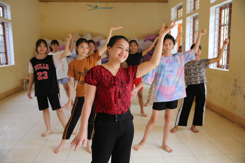 Cô và trò Trường PT Dân tộc nội trú THCS Lưu Kiền, huyện Tương Dương tập văn nghệ chuẩn bị khai giảng năm học mới. (Ảnh: Bích Huệ/TTXVN)