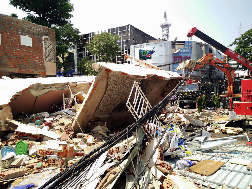 Khoảng 8 giờ ngày 20/4, nhà số 296 đường Trần Hưng Đạo, thành phố Quy Nhơn, tỉnh Bình Định bất ngờ bị đổ sập hoàn toàn khiến một người chết và ít nhất một người bị thương. (Ảnh: Nguyên Linh/TTXVN)