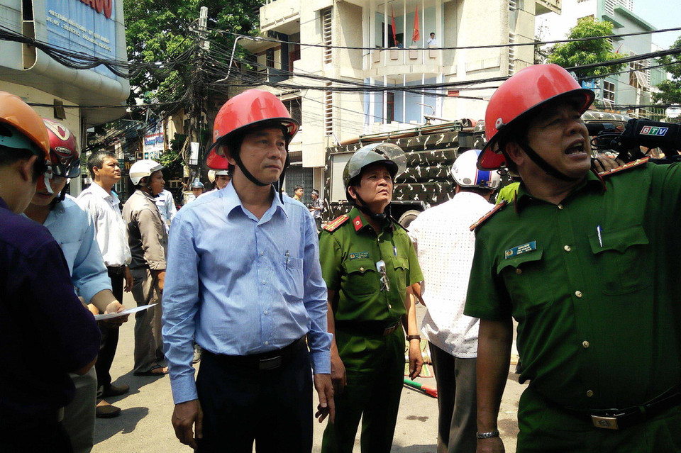 Ông Trần Châu, Phó Chủ tịch UBND tỉnh Bình Định (áo xanh) có mặt tại hiện trường chỉ đạo công tác cứu hộ cứu nạn. . (Ảnh: Nguyên Linh/TTXVN)